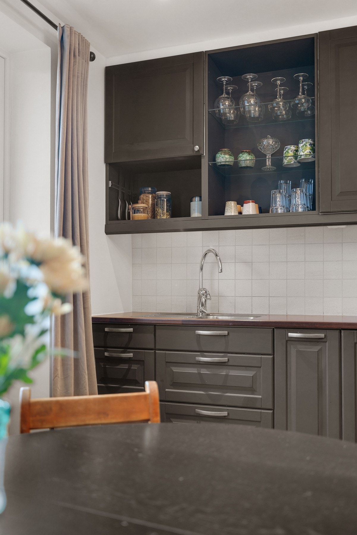 Kjøkken i tilknytning til stue, med effektiv planløsning. Galleribilde