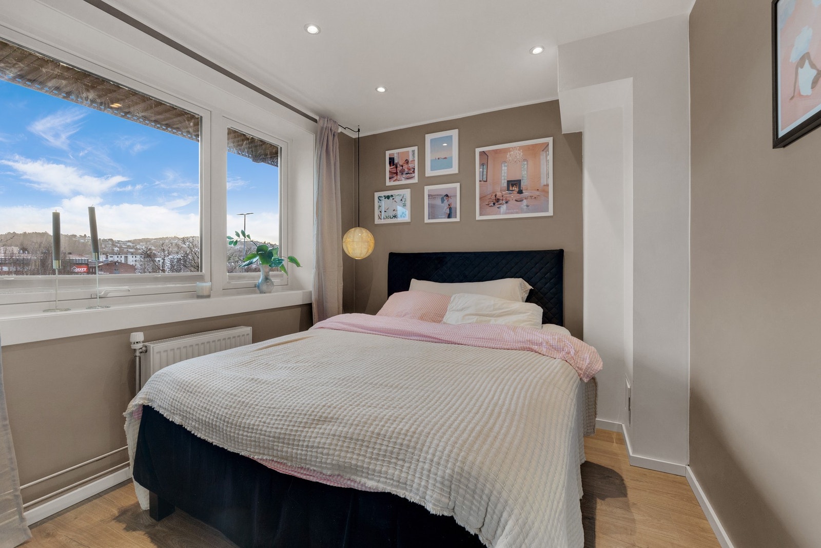 Store vindusflater gir rikelig med naturlig lys og skaper en lys og luftig atmosfære. Galleribilde