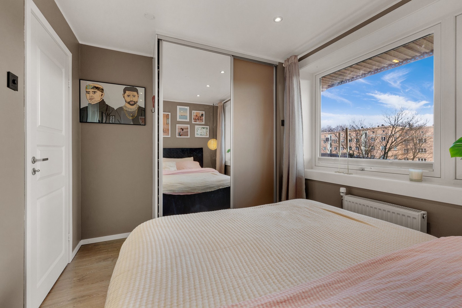 Soverommet er utstyrt med skyvedørsgarderobe. Galleribilde