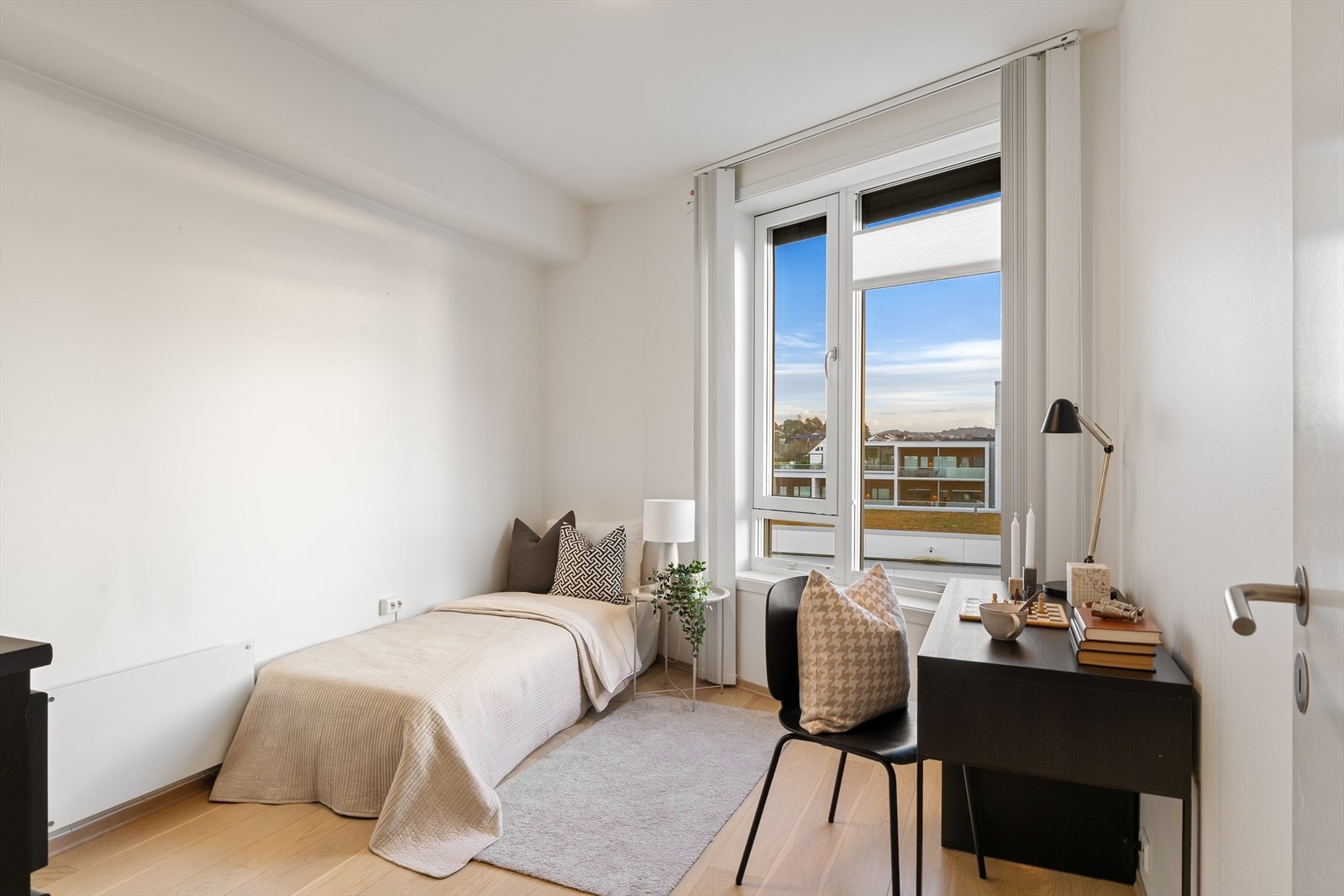 Soverom 2 med enstavs eikeparkett og garderobeplass. Galleribilde