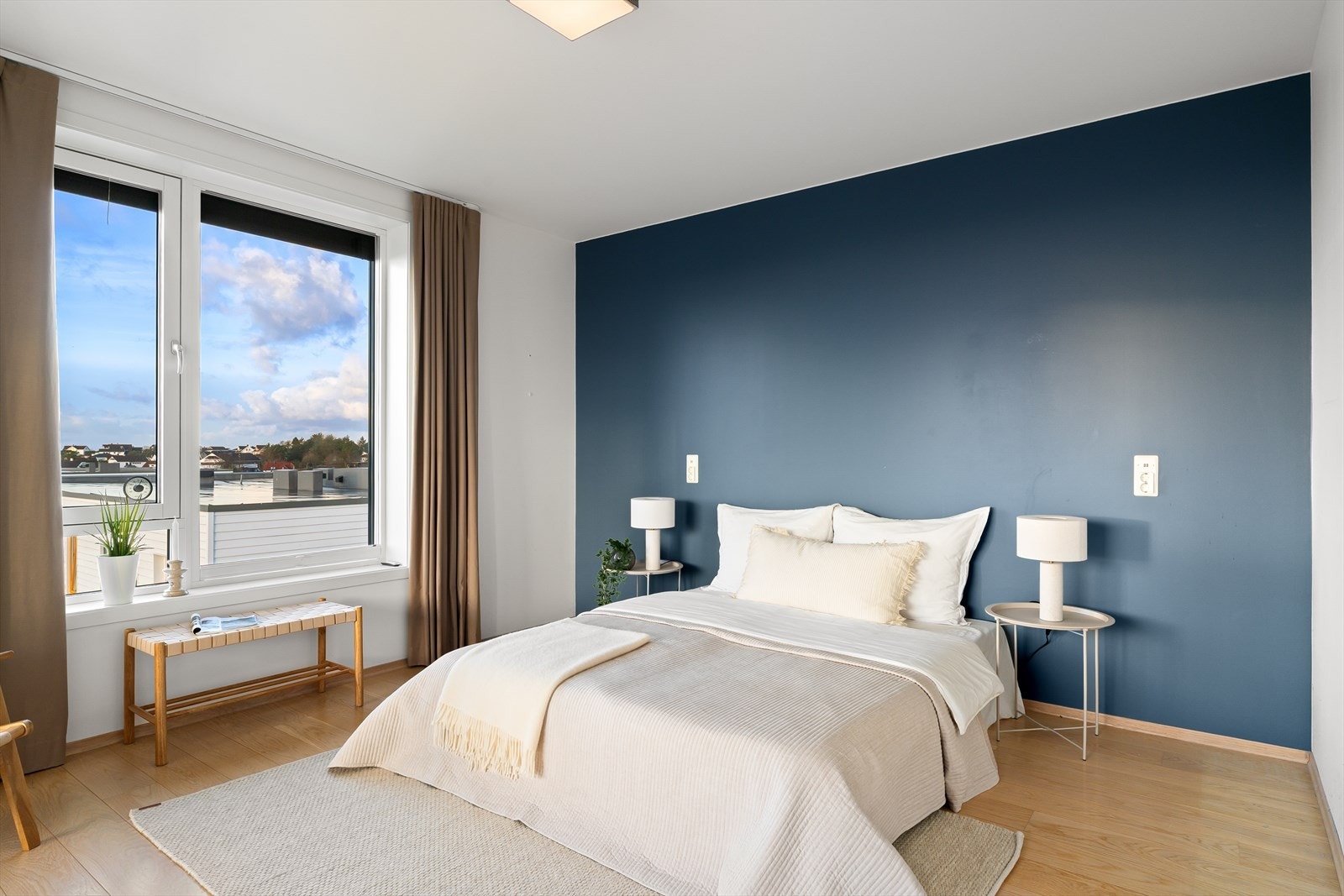 Hovedsoverom med eget garderoberom og privat bad. Galleribilde