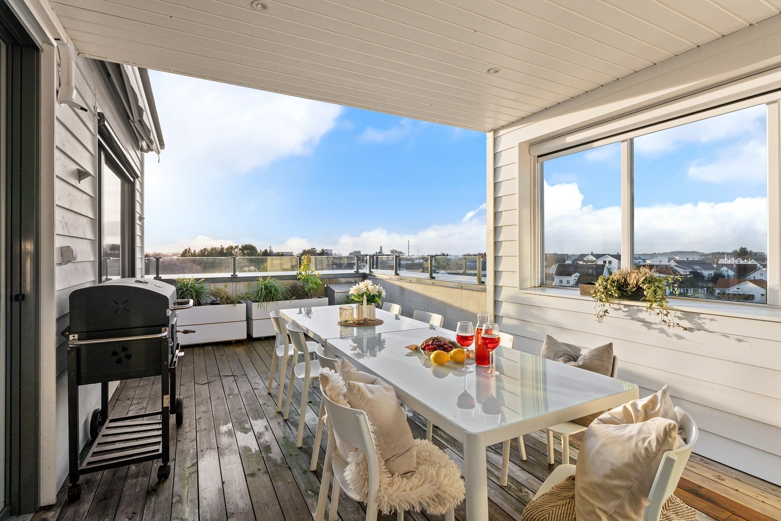 Balkongen er delvis overbygd og har god plass til grill og hagemøbler. Terrassevarmer og markiser. Galleribilde