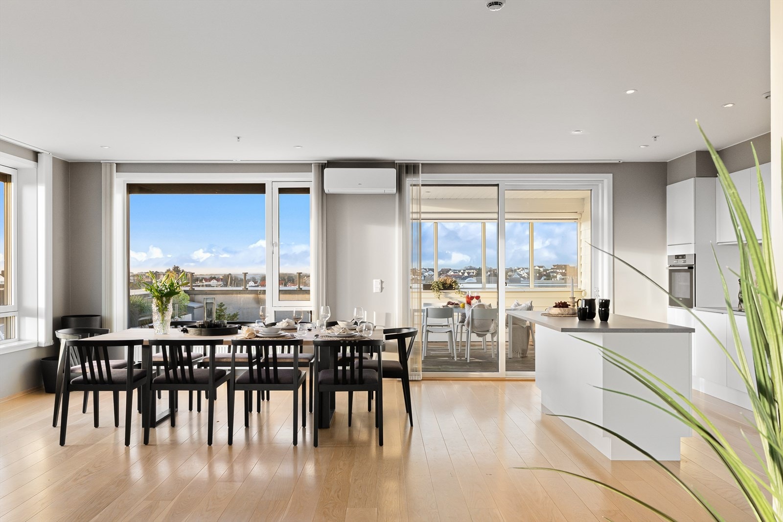 Stue og kjøkken i åpen løsning på ca. 65 kvm. Enstavs eikeparkett på gulv. Gode vindusflater, utsikt og skyvedør ut til vestvendt balkong. Galleribilde