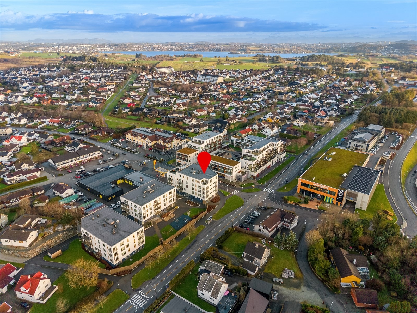 Her bor du sentralt til i Tananger med et rikt servicetilbud og fasiliteter som bl.a. Sentrumsgården med Madla handelslag, takeway, matbutikk, klesforretninger, blomsterbutikk, gullsmed, treningssenter, renseri m.m. Galleribilde