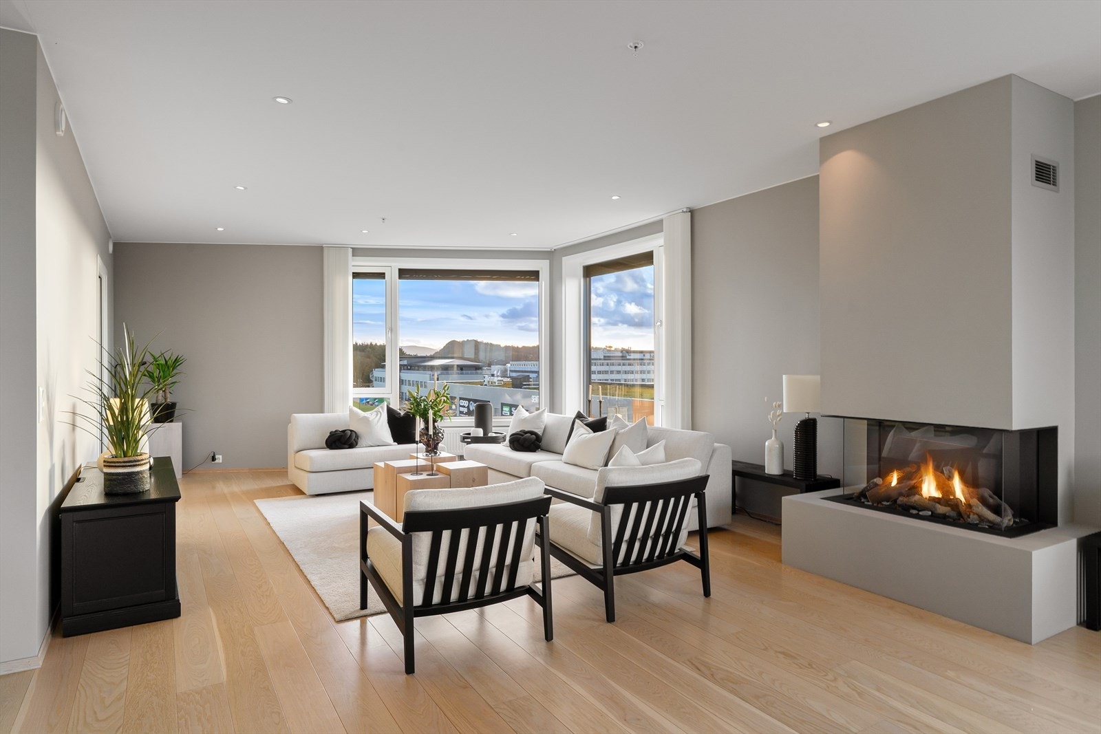 Stue og kjøkken i åpen løsning på ca. 65 kvm. Enstavs eikeparkett på gulv. Lysmalte flater. Downligts i tak. Flott gasspeis. Gode vindusflater, utsikt og skyvedør ut til vestvendt balkong. Galleribilde