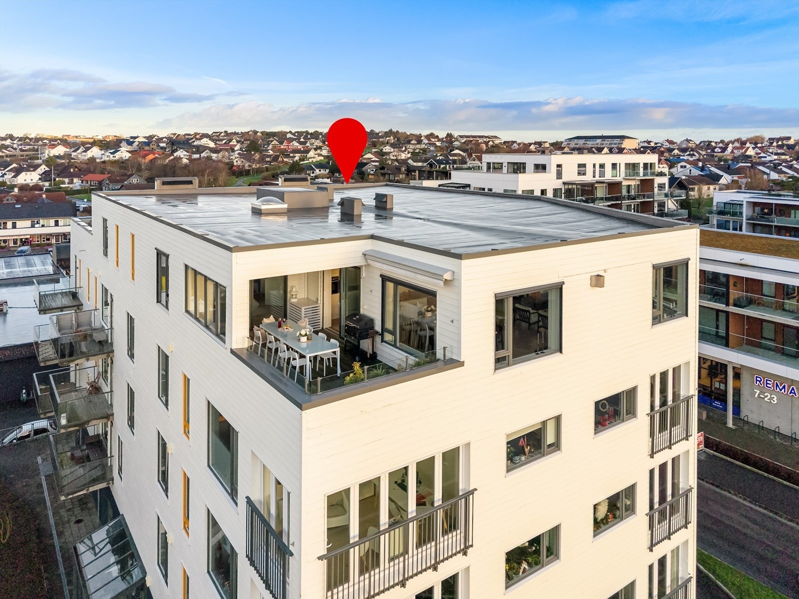 Toppleilighet på hele 147 kvm midt i Tananger sentrum, med gangavstand til det meste av servicetilbud. Galleribilde