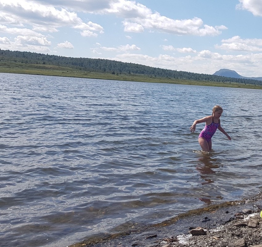 Sommeren byr på bading - Bilde fra selgers arkiv Galleribilde