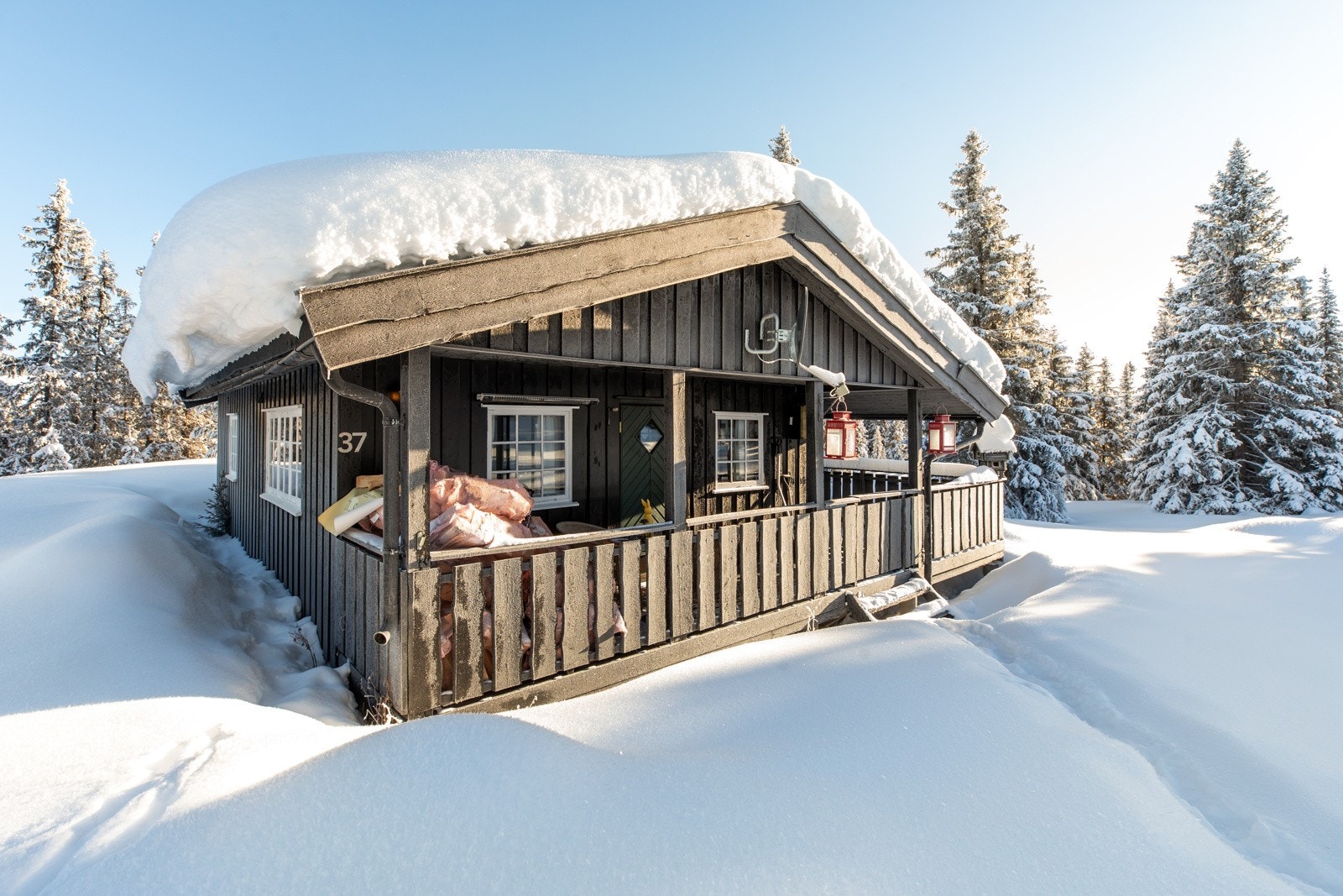 Det ble i 2025 etablert vei opp til hytta - Eiendommen ligger fint til og er opparbeidet som et koselig hyttetun Galleribilde