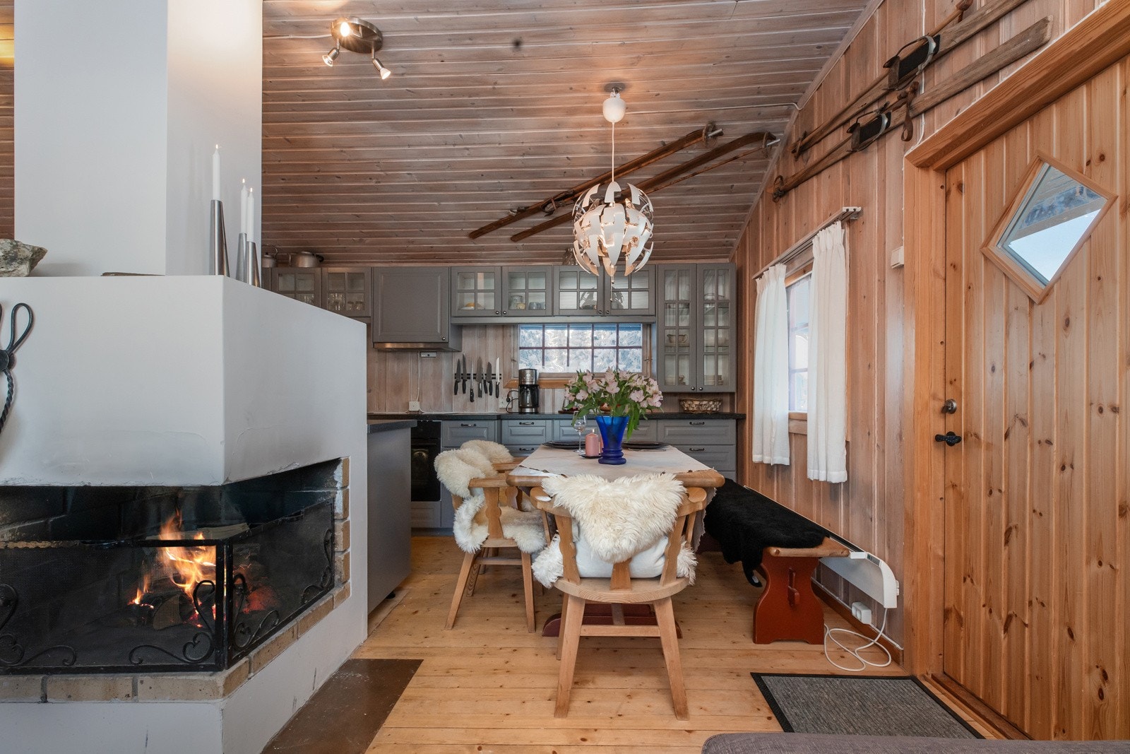 På vinteren brukes denne inngangen med direkte adkomst til stue Galleribilde