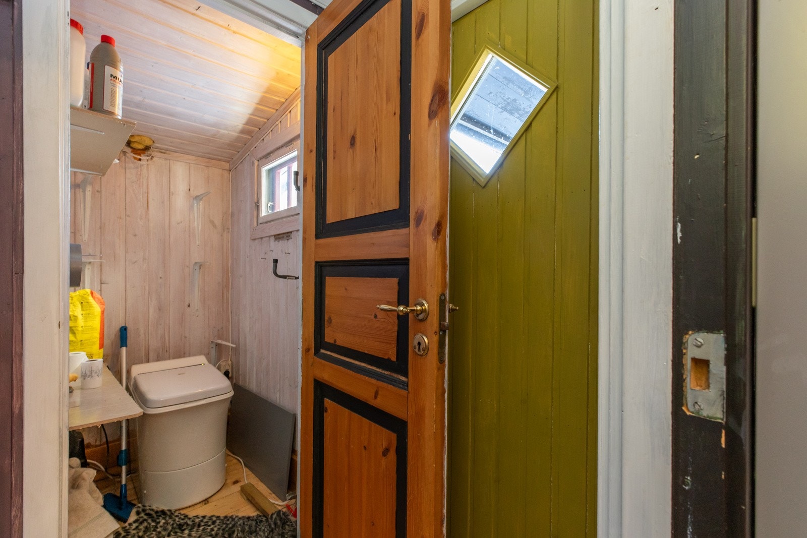 Toalettrom med strømfyrt cinderella forbrenningstoalett Galleribilde