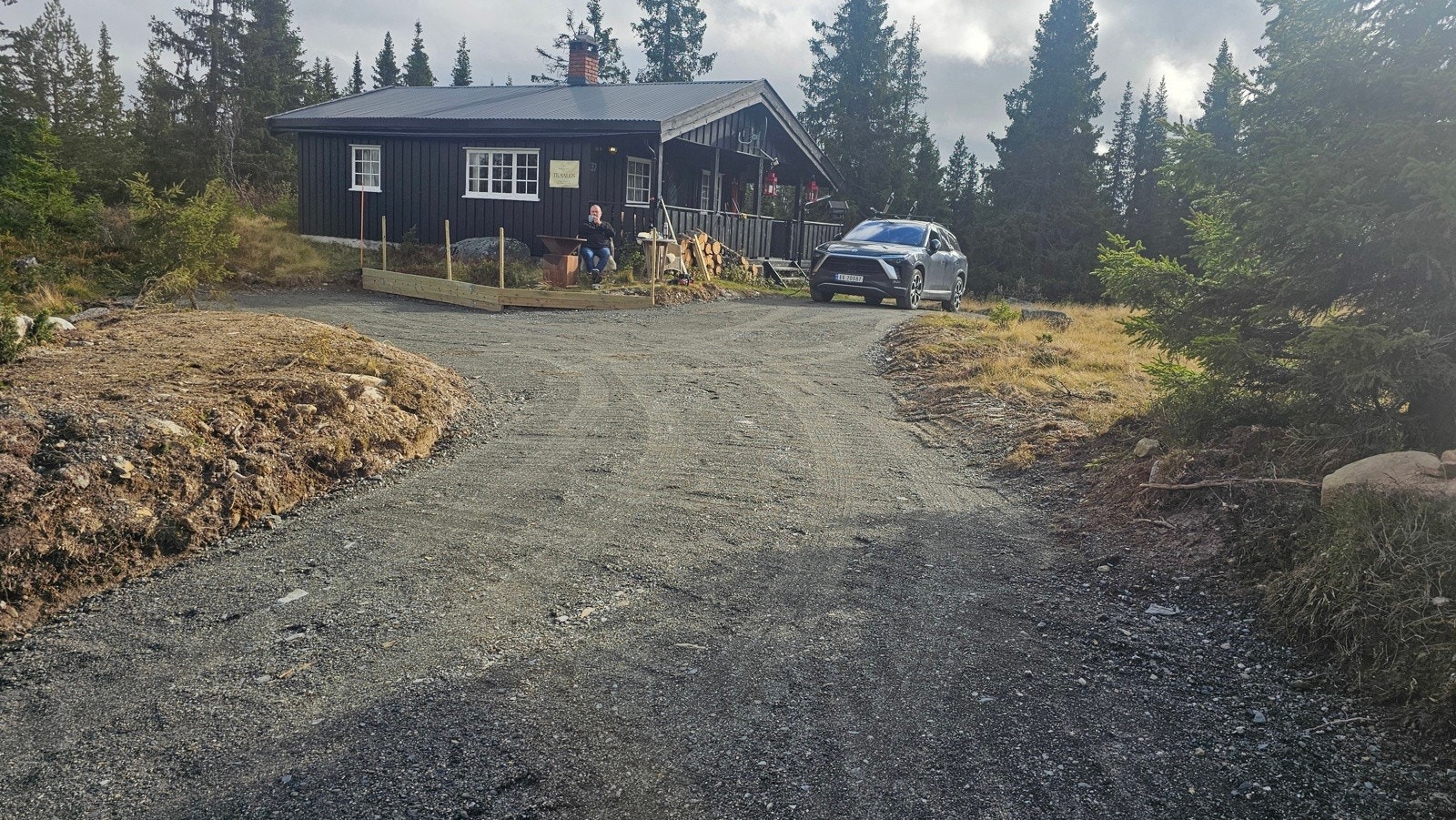 Eiendommen etter at det ble opparbeidet vei til hytta - selgers bilder Galleribilde