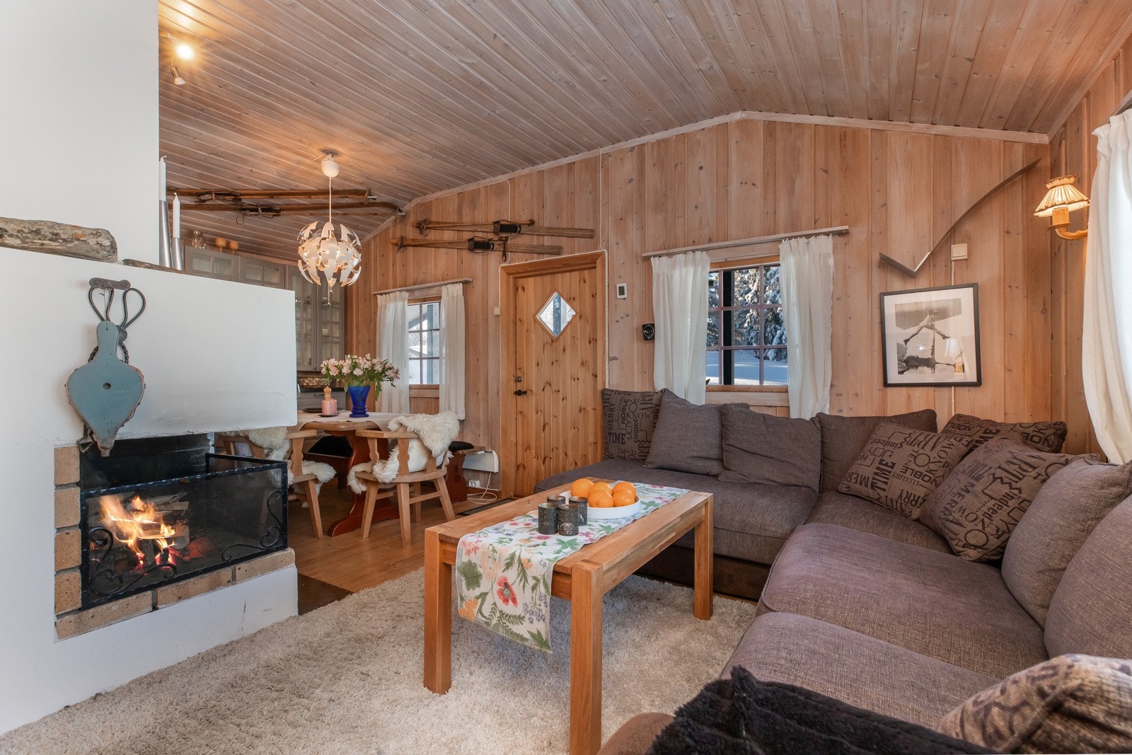 Lun stue med åpen gruepeis som bidrar til en god stemning Galleribilde