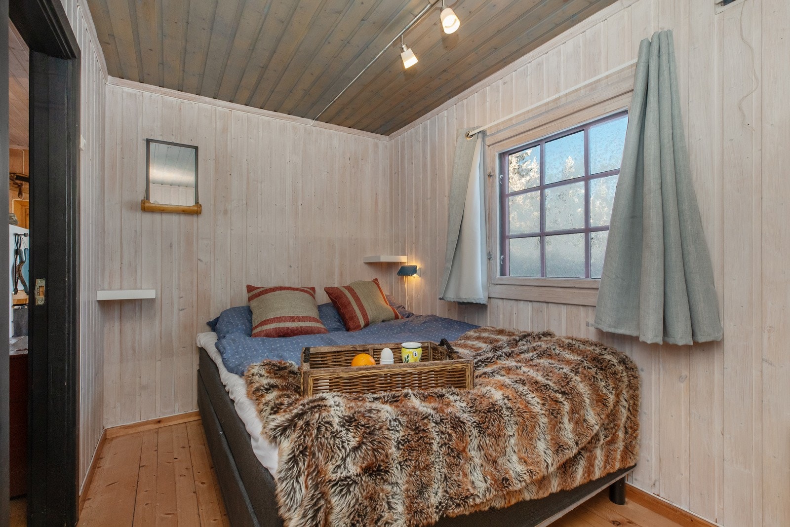 Hovedsoverom med plass til dobbeltseng og kommode Galleribilde