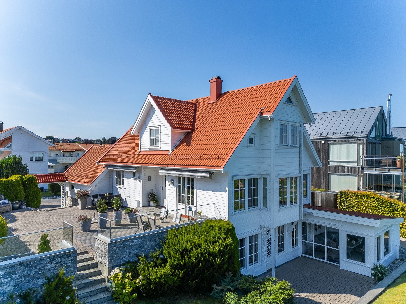 Her ser vi vinduene i stuen i underetasjen og hagestuen til høyre Galleribilde