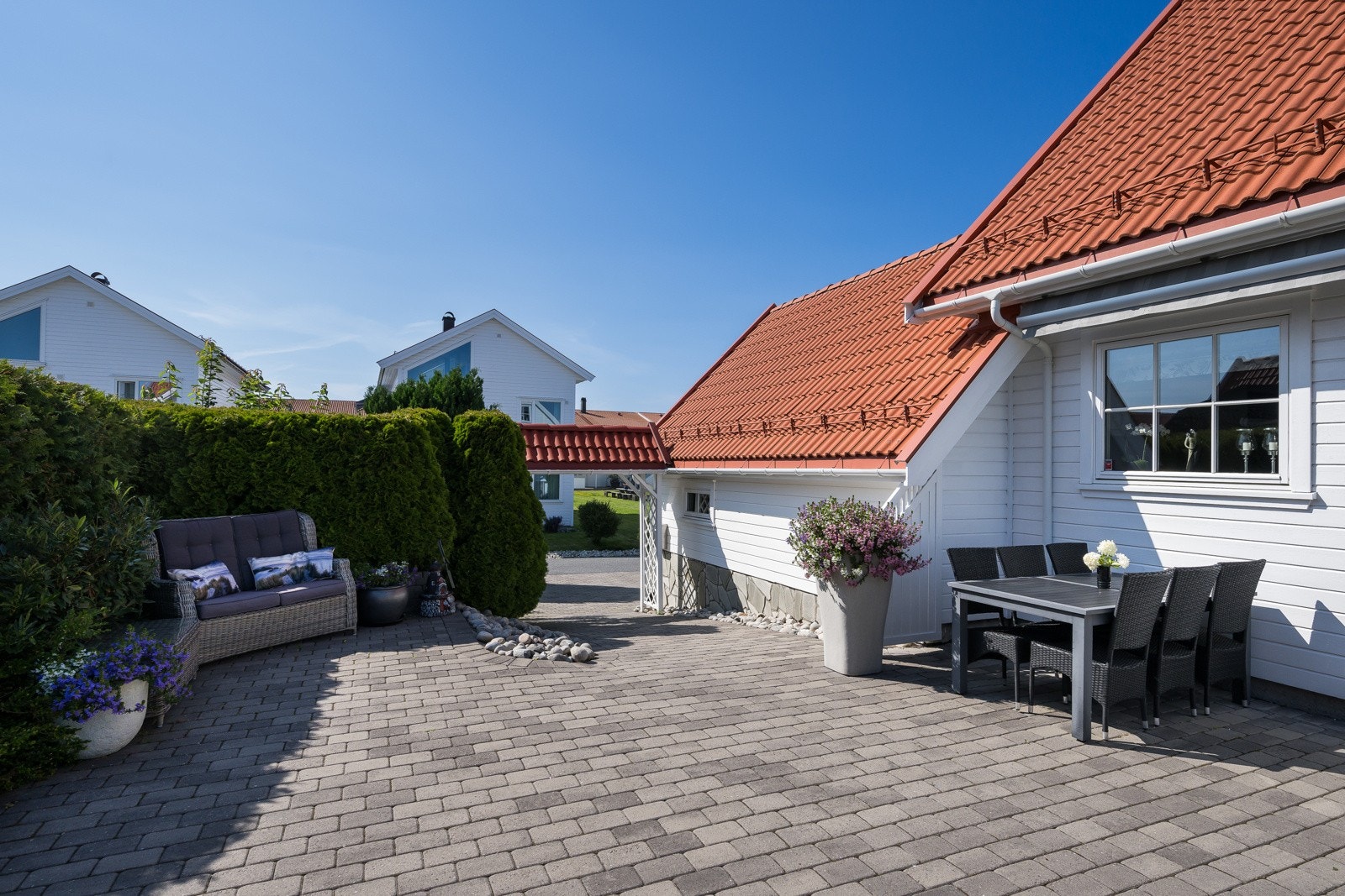 Her ser vi motsatt vei - fra gårdsplassen og mot portalen Galleribilde