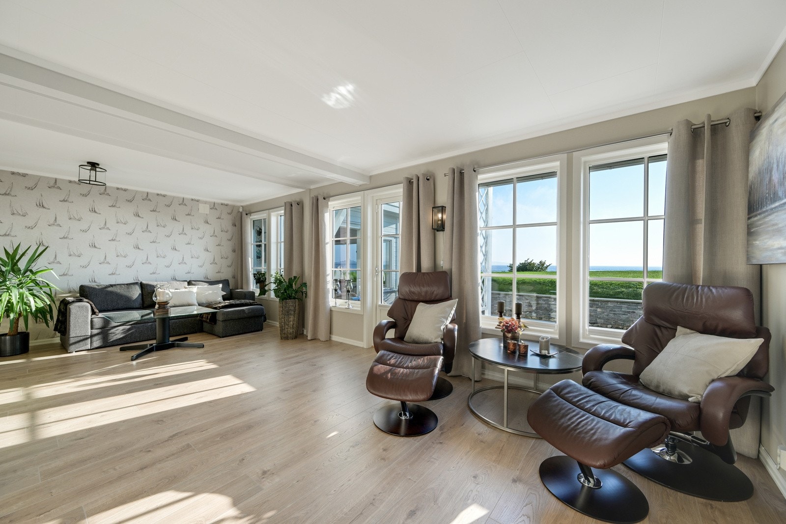 Store vindusflater og vannbåren gulvvarme Galleribilde