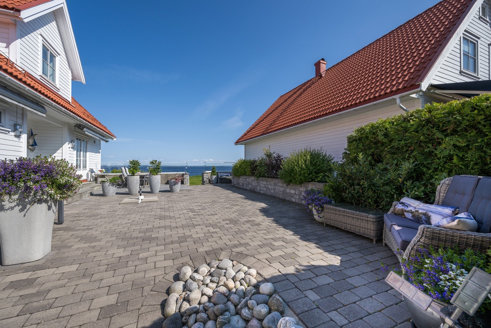 Stor og solrik gårdsplass mot syd, vest og øst Galleribilde