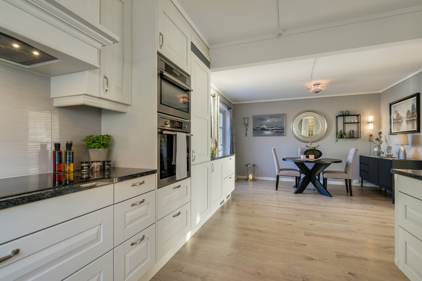 Granittbenkeplater og hvitevarer av god kvalitet Galleribilde