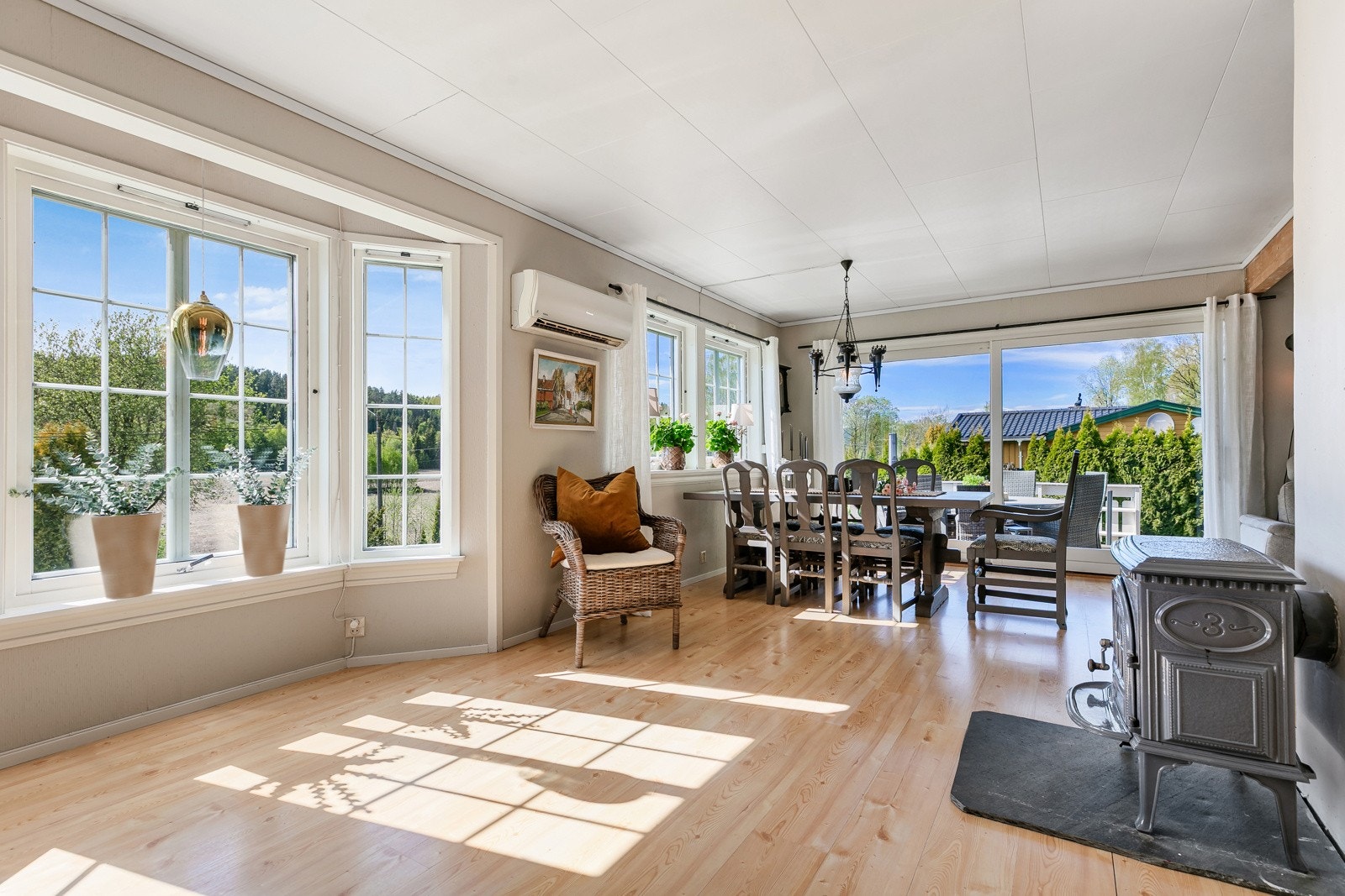 Lys og trivelig stue med vedovn Galleribilde