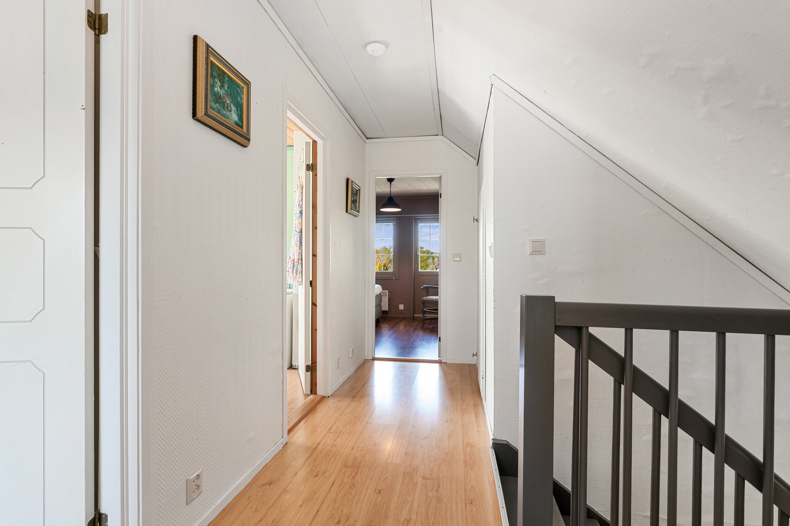 Gang med lagringsplass bak knevegg Galleribilde