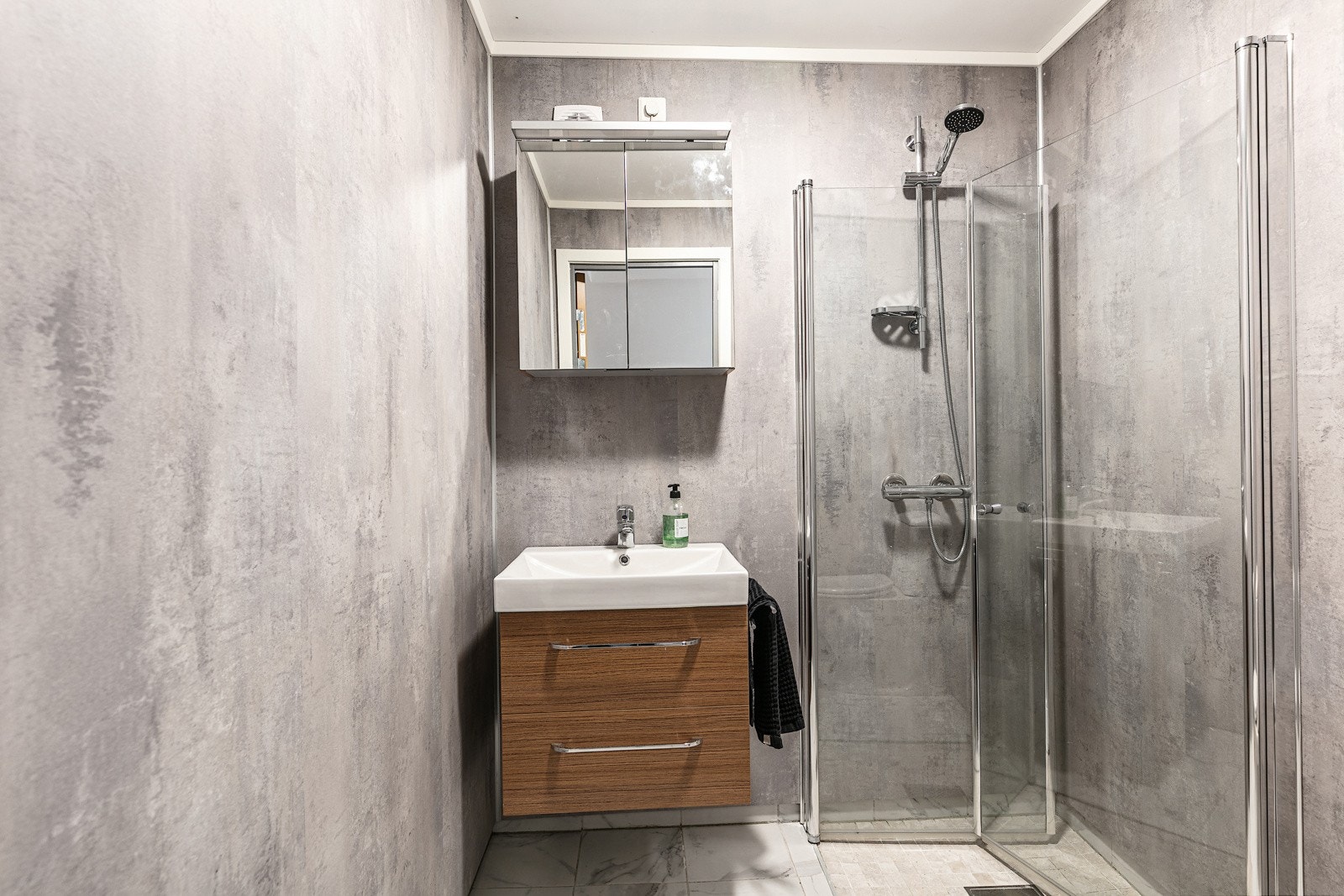 Bad i kjeller. Det er montert avtrekksvifte i rommet etter at tilstandsrapporten er utført for utbedring av TG3 på rapportens side 9. Galleribilde