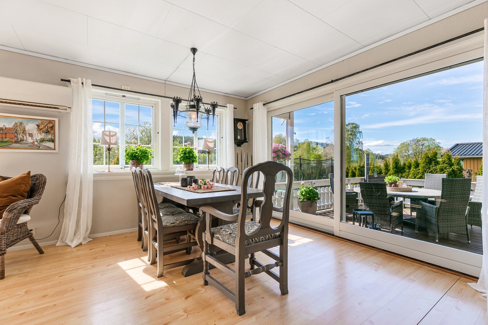 Utgang til solrik terrasse fra stue Galleribilde