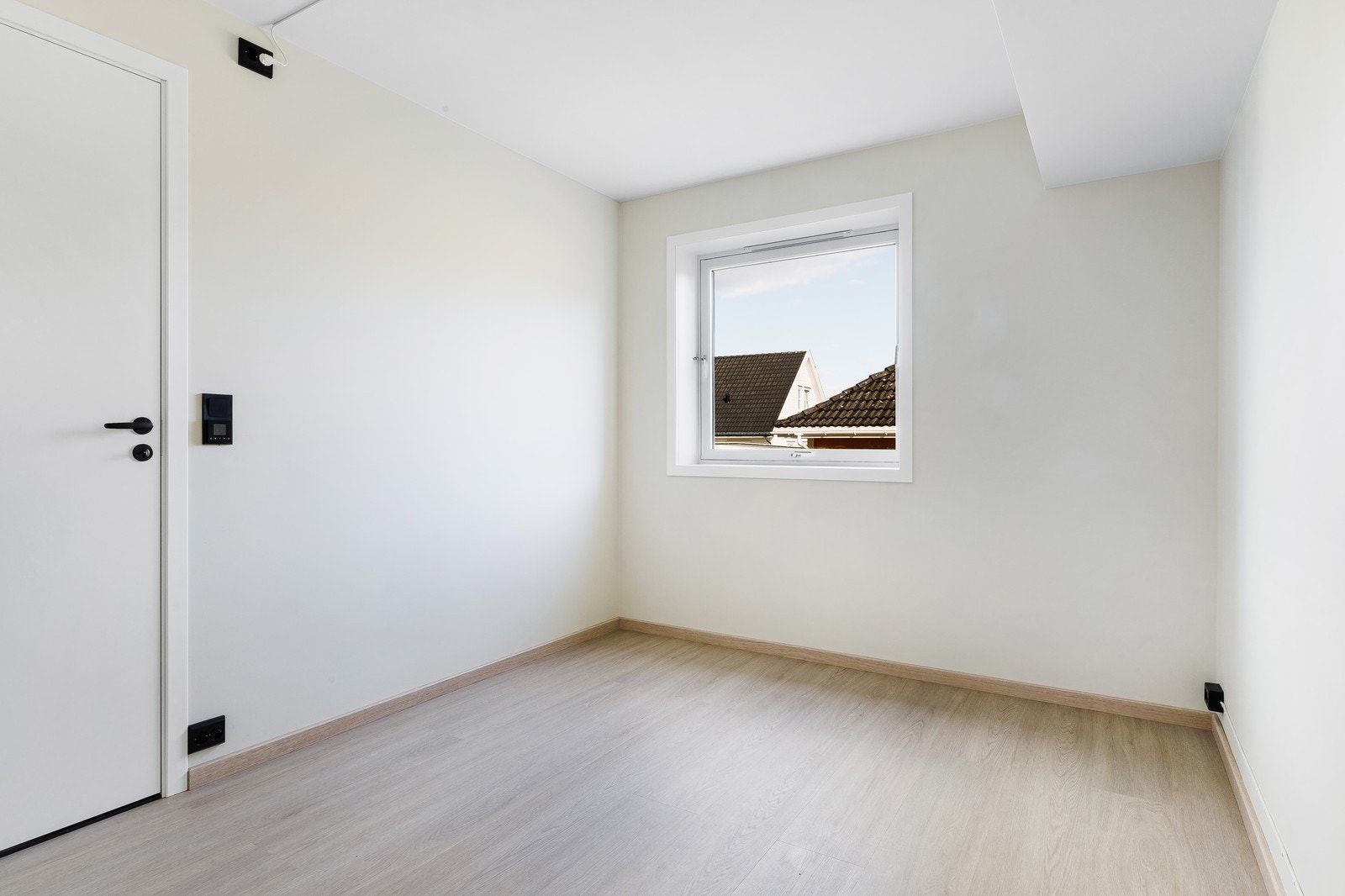 Soverommet i leiligheten er lyst og luftig, og det er plass til soveromsmøblement. Galleribilde