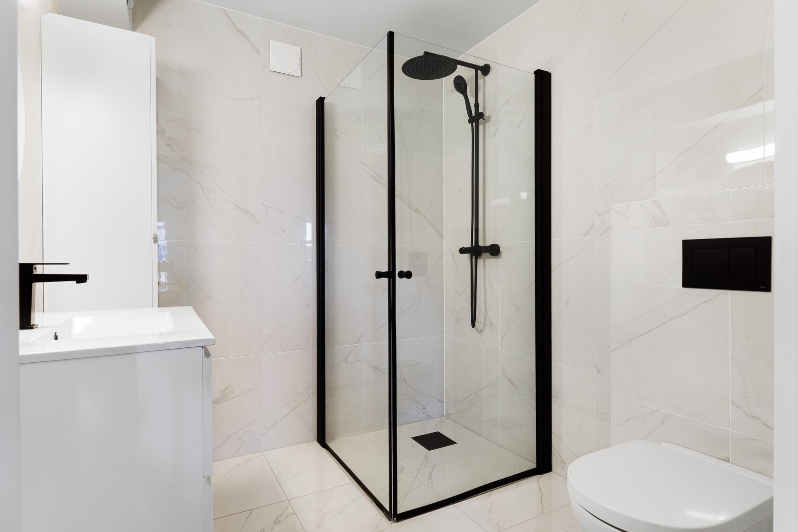 Nytt og moderne bad med lekker innredning. Galleribilde