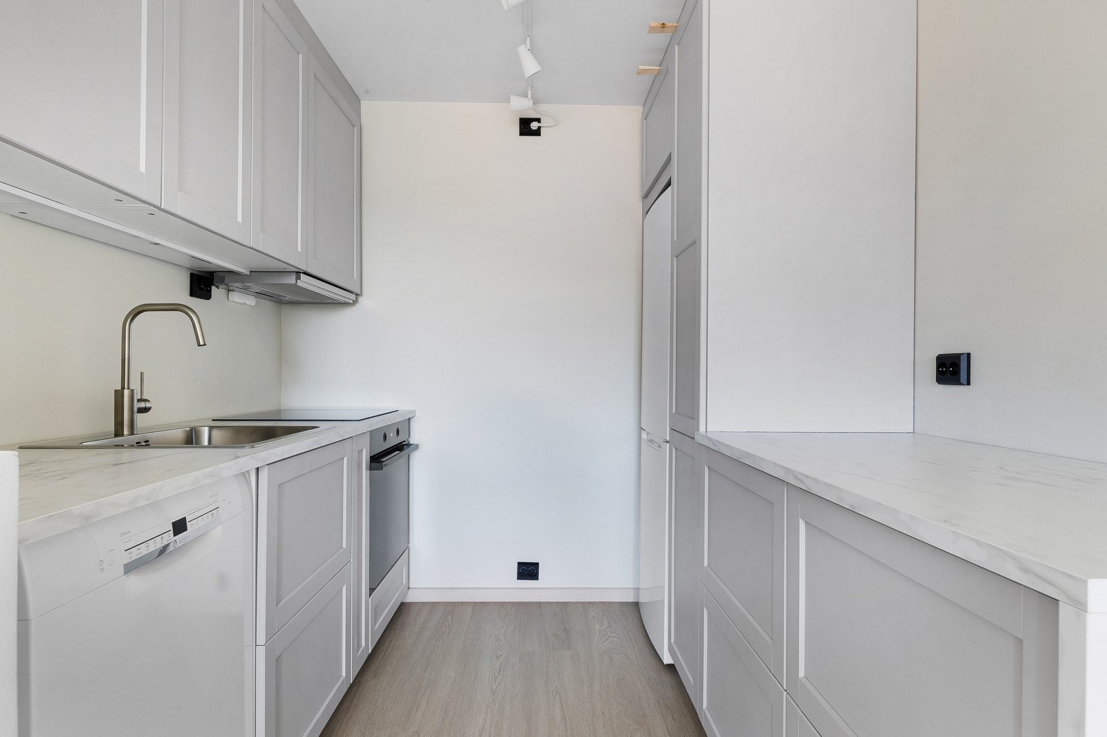 Nytt og fint kjøkken med både over- og underskap, samt gode arbeidsflater. Hvitevarer medfølger. Galleribilde