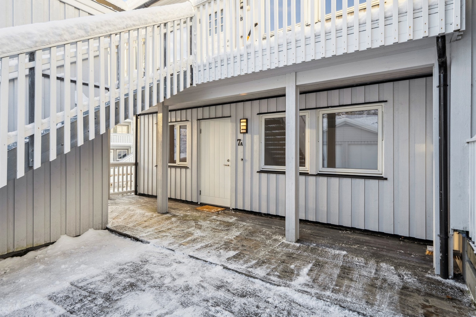 Ute og entré Galleribilde