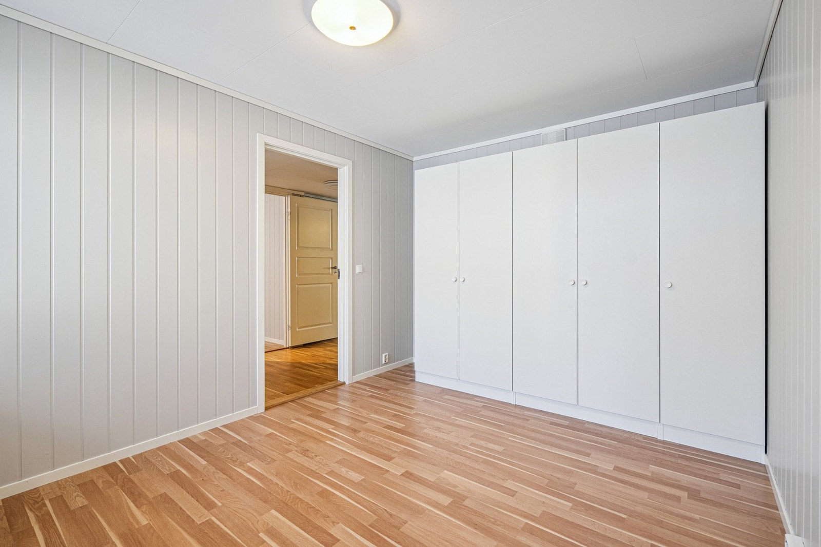 Hovedsoverom med garderobeksap Galleribilde