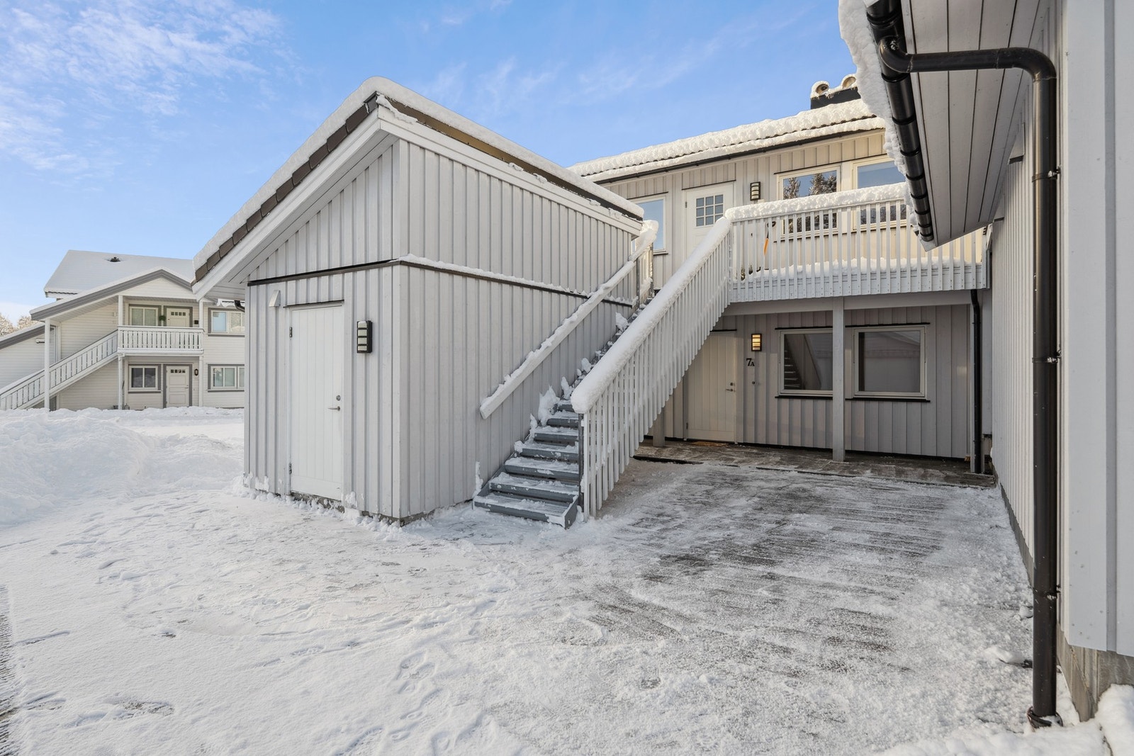 Overbygd inngang og sportsbod Galleribilde