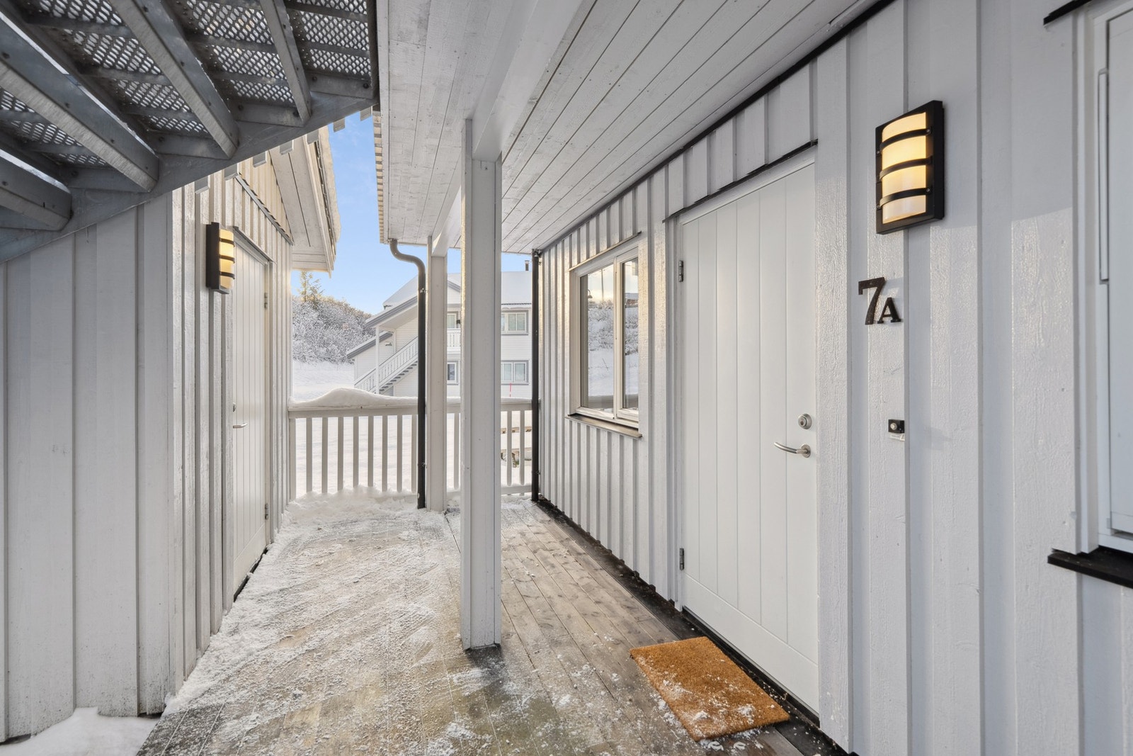 Ute og entré Galleribilde