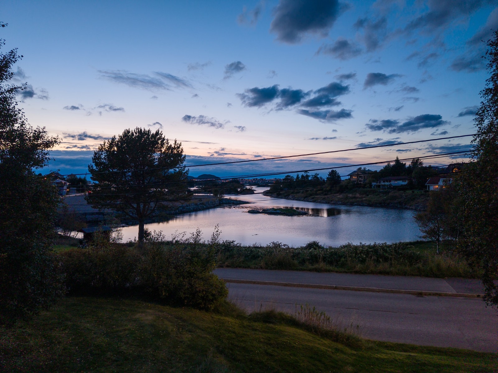 Er du ute etter en idyllisk eiendom med utsiktsplassering? Husk å meld deg på visning. Galleribilde
