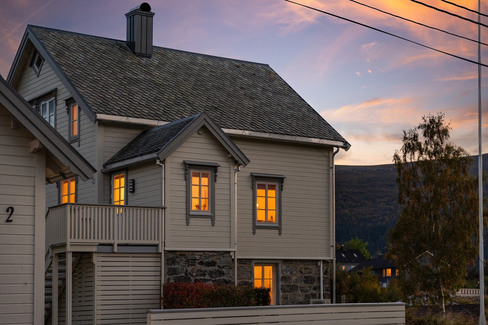 En idyllisk og velholdt eiendom med sjarmerende arkitektur. Galleribilde