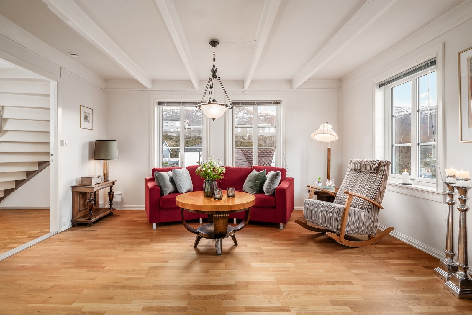 Stuen har naturlige møbleringssoner. Galleribilde