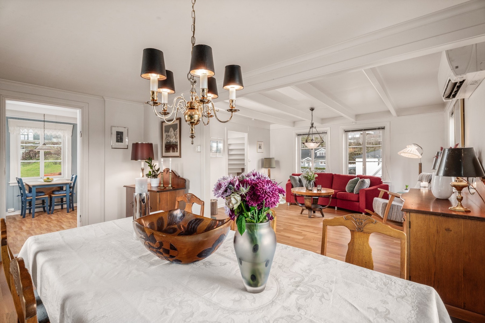 Spiseavdelingen er praktisk plassert mellom stue og kjøkken. Galleribilde