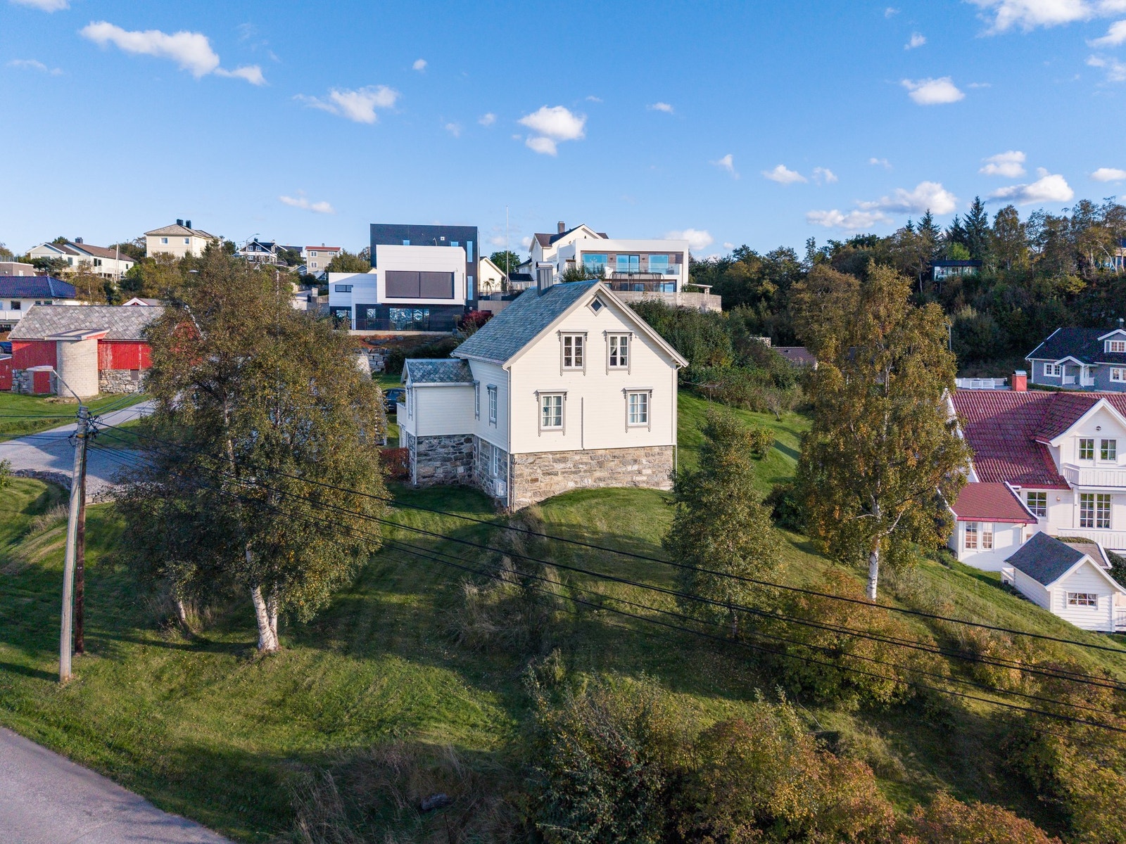 Velstelt hage med flere oppholdssoner, prydbusker og lekeområder. Galleribilde