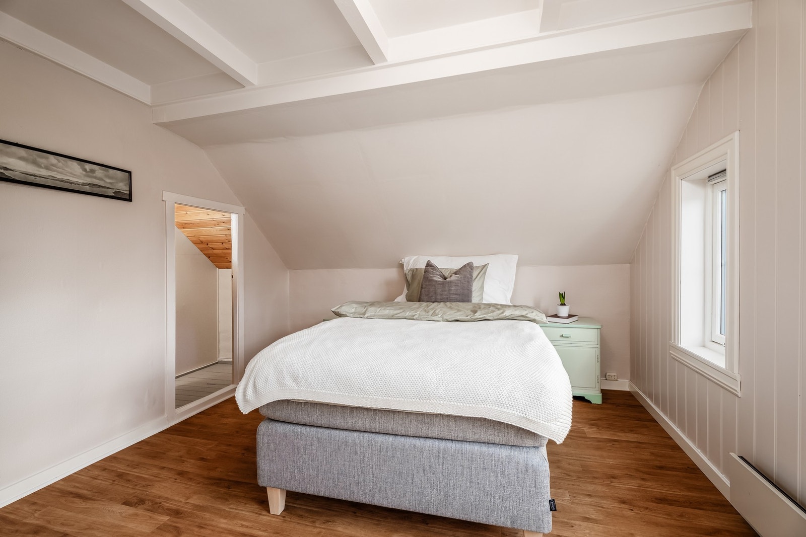 Her er en egen lite walk-in-garderobe i rommet og en like utenfor. Galleribilde