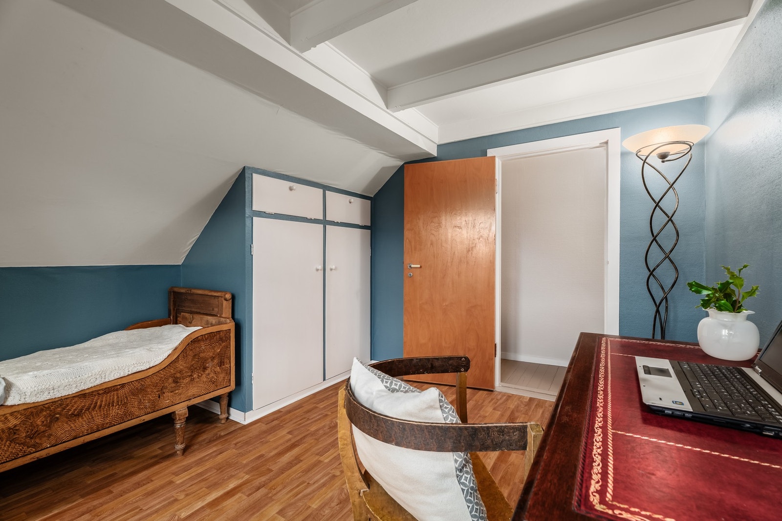 Rommet har plassbygd garderobe. Galleribilde