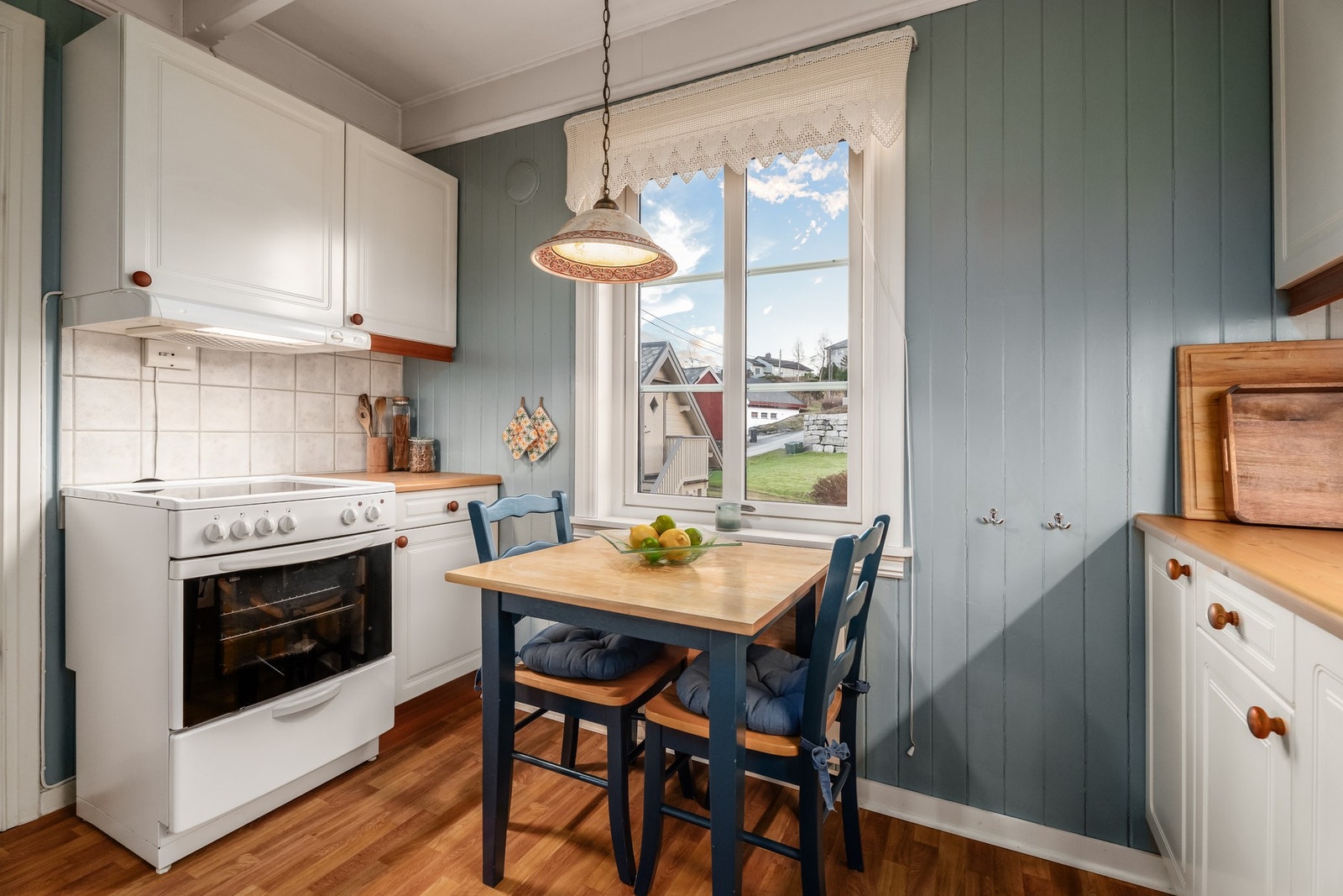 Det er plass til eget frokostbord på kjøkkenet. Galleribilde