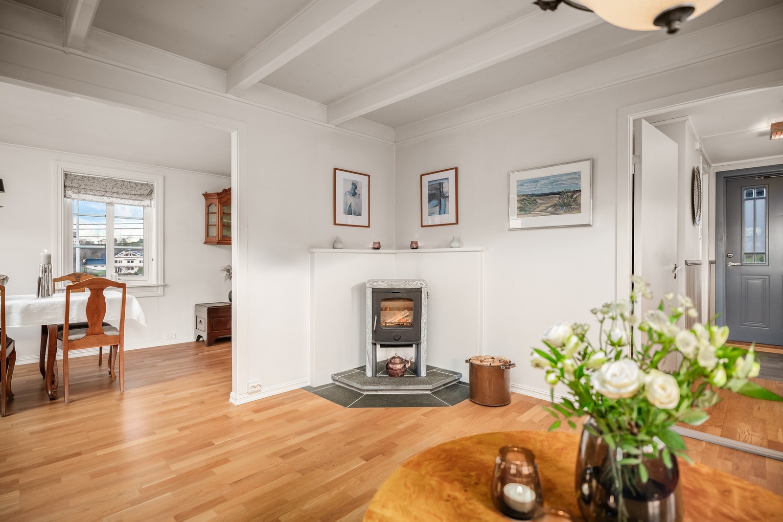 Vedfyring med klebersteiner som holder godt på varmen. Galleribilde