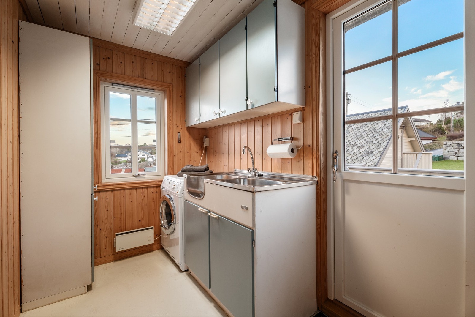 Vaskerommet ble pusset opp i 2015 og innredet med eldre kjøkkeninnredning. Galleribilde