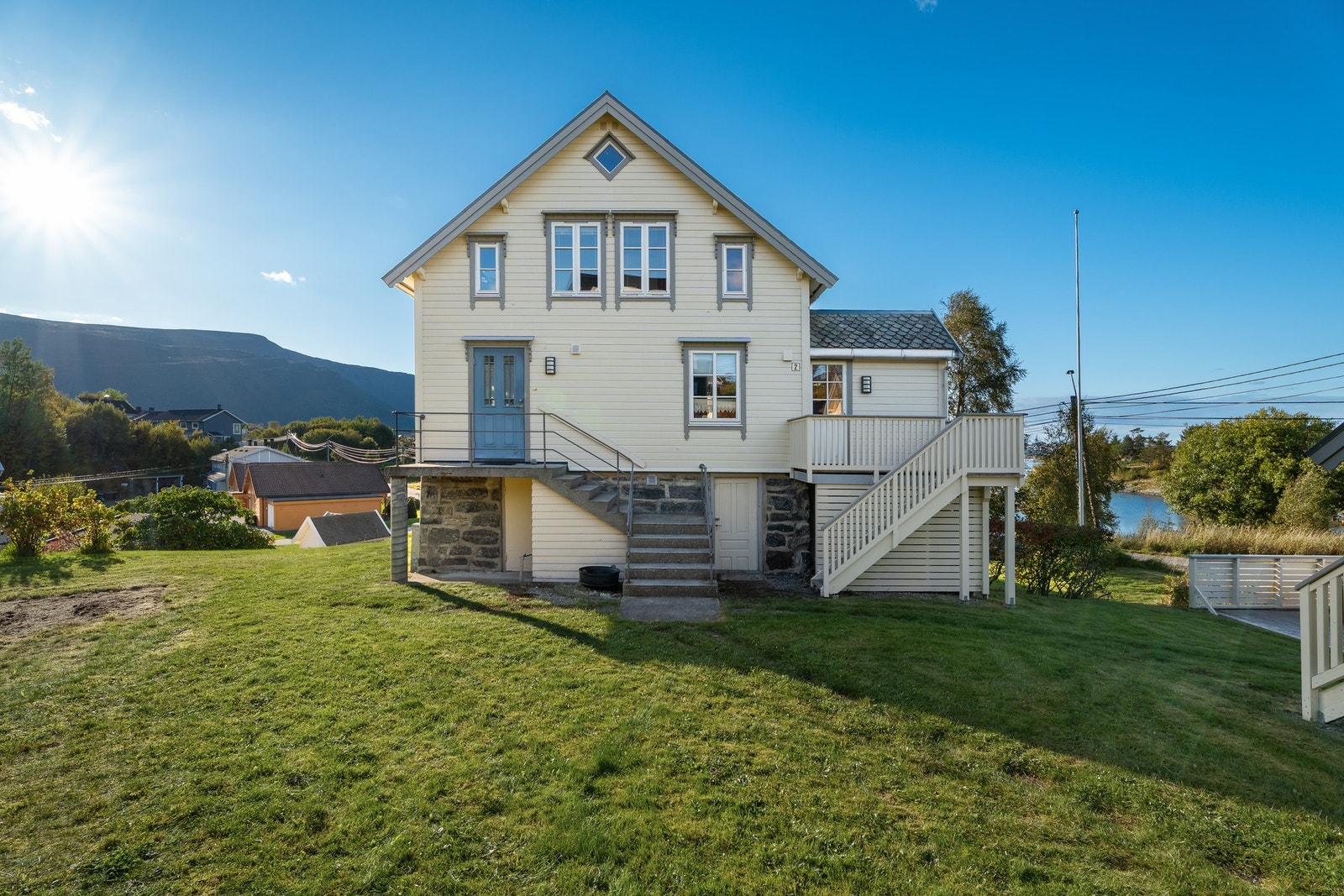 Boligen har egen inngang til to rom i underetasje, vaskerom og hovedinngang. Galleribilde