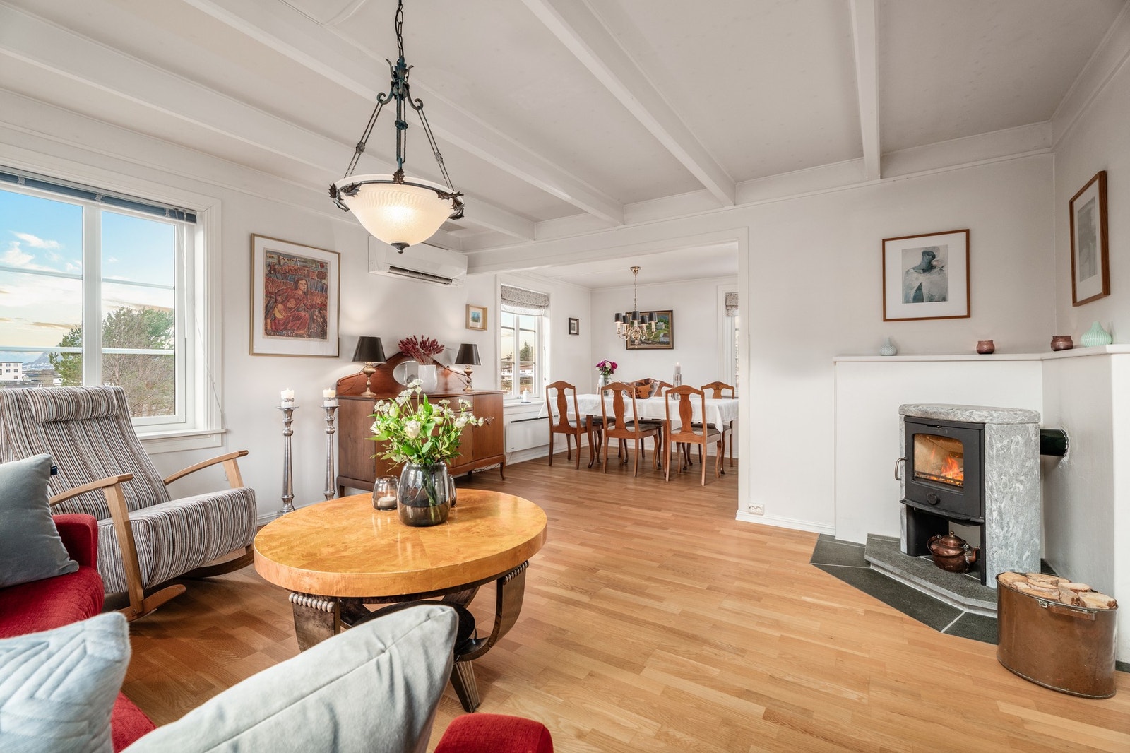 En koselig men romslig stue. Galleribilde