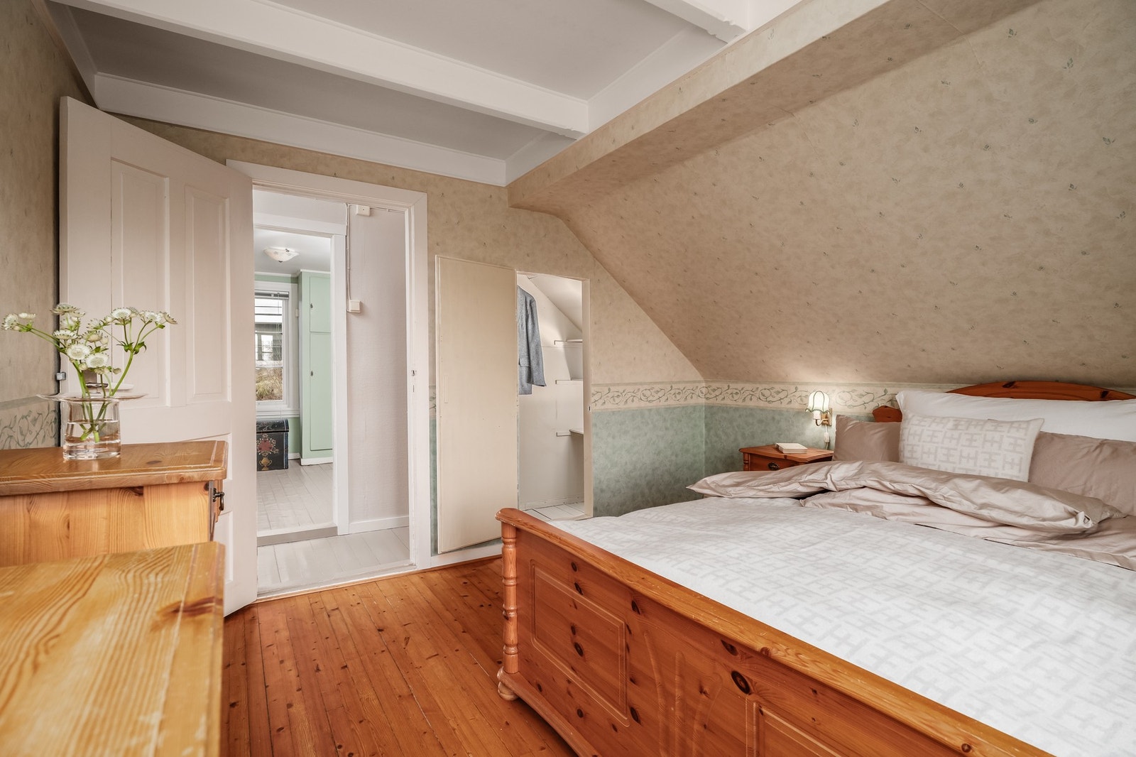 Soverom 1 har en egen liten walk-in-garderobe. Galleribilde