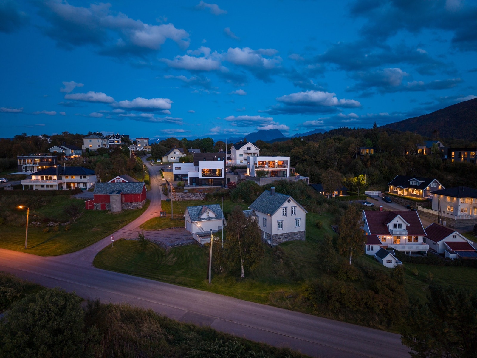 Eiendommen er beliggende sentralt til med kort vei til det meste. Galleribilde