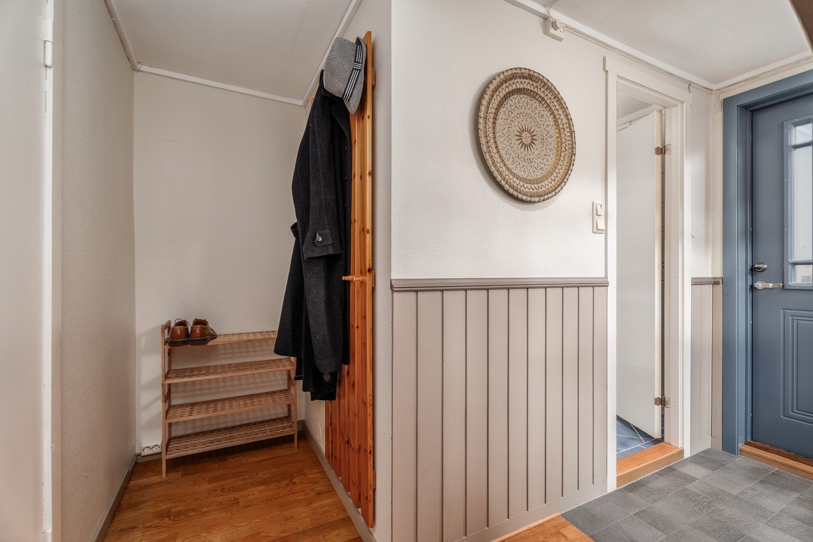 En praktisk garderobekrok i entréen. Galleribilde