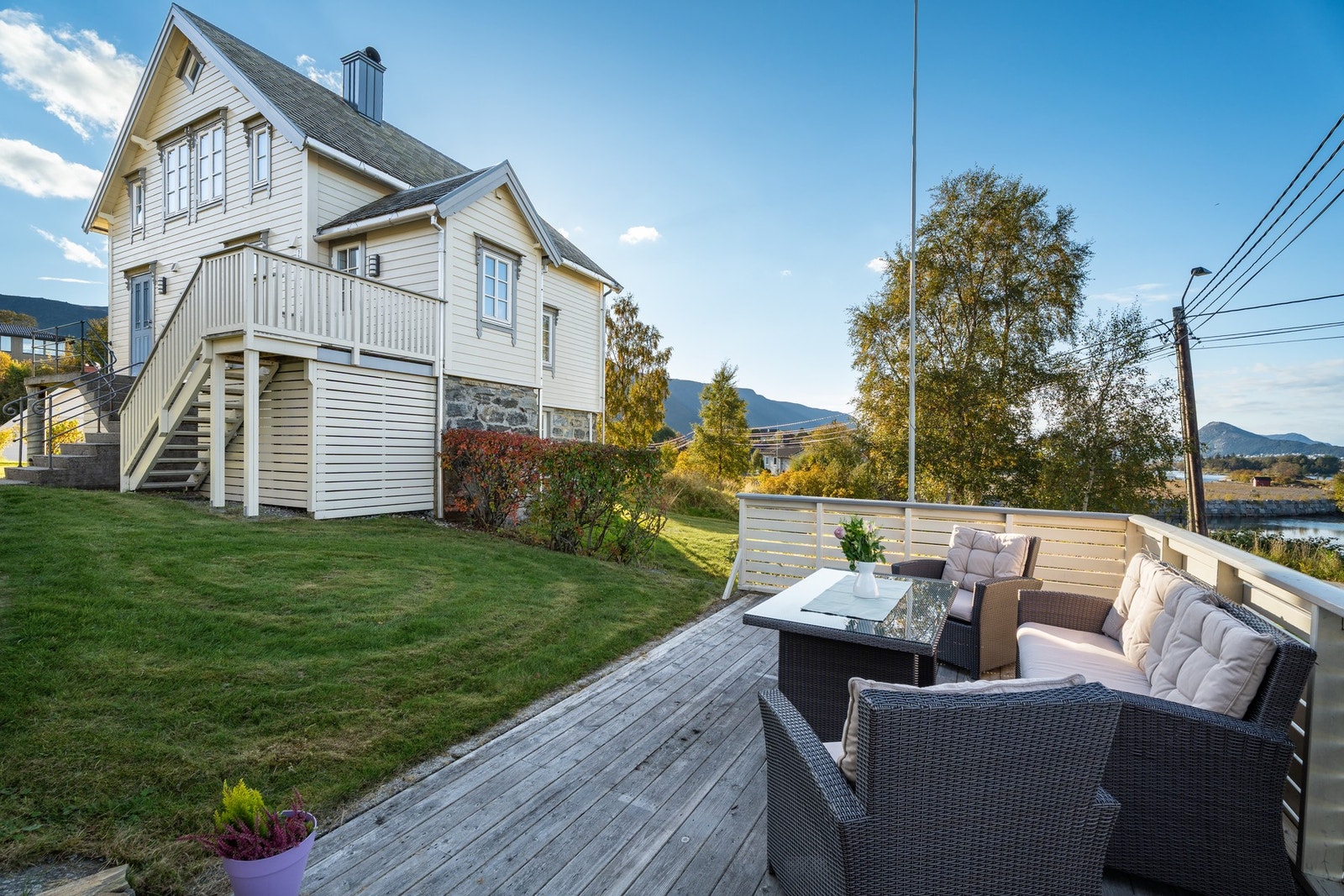 Solrik terrasse på eiendommen. Galleribilde