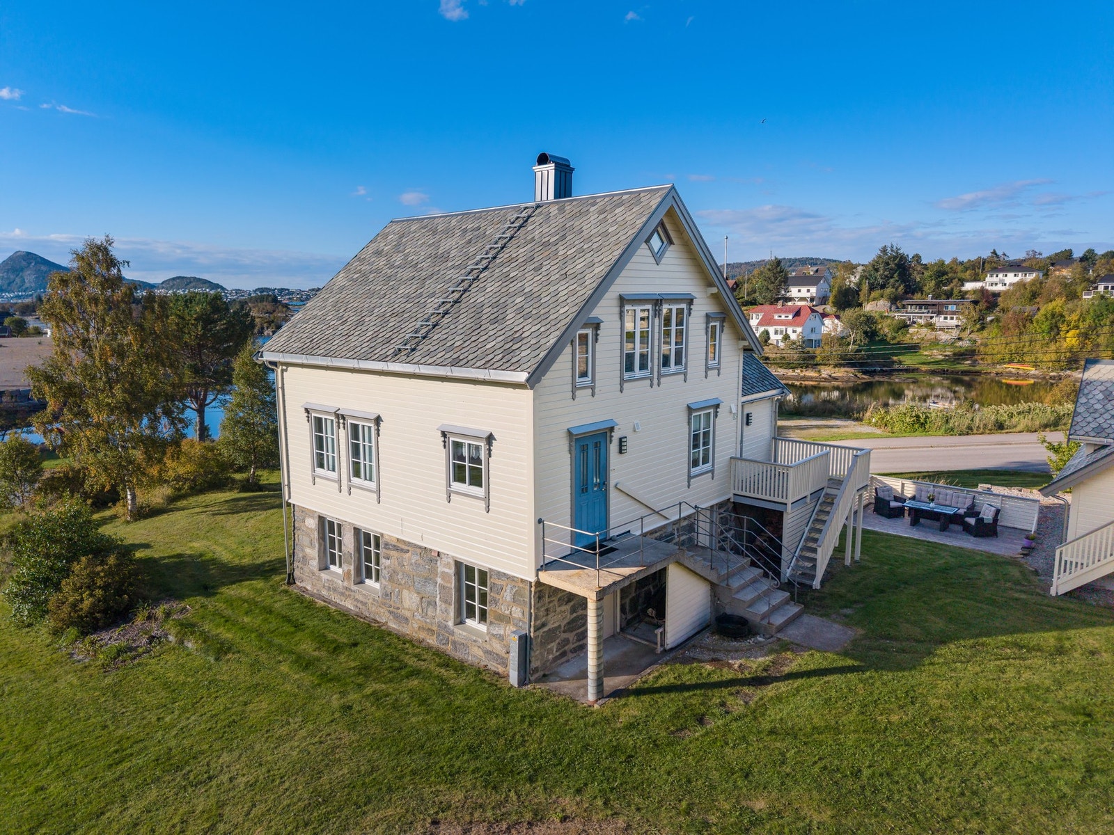 Kledning og de fleste vinduer er byttet rundt 2008. Vinduer fra 2018 i underetasje. Galleribilde